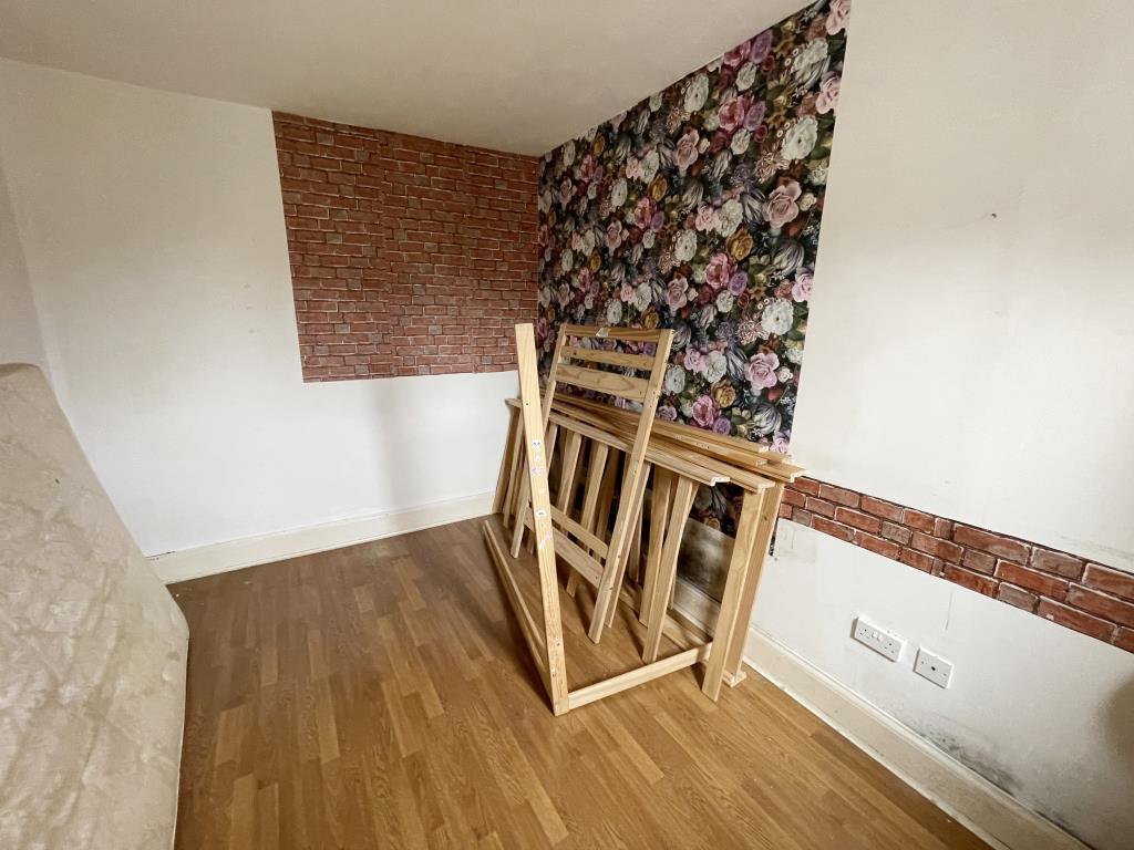 Lot: 104 - PERIOD HOUSE FOR IMPROVEMENT WITH POTENTIAL - Inside image of second bedroom from landing